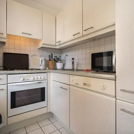 Fliedergang 4 Jule Schonberger Strand